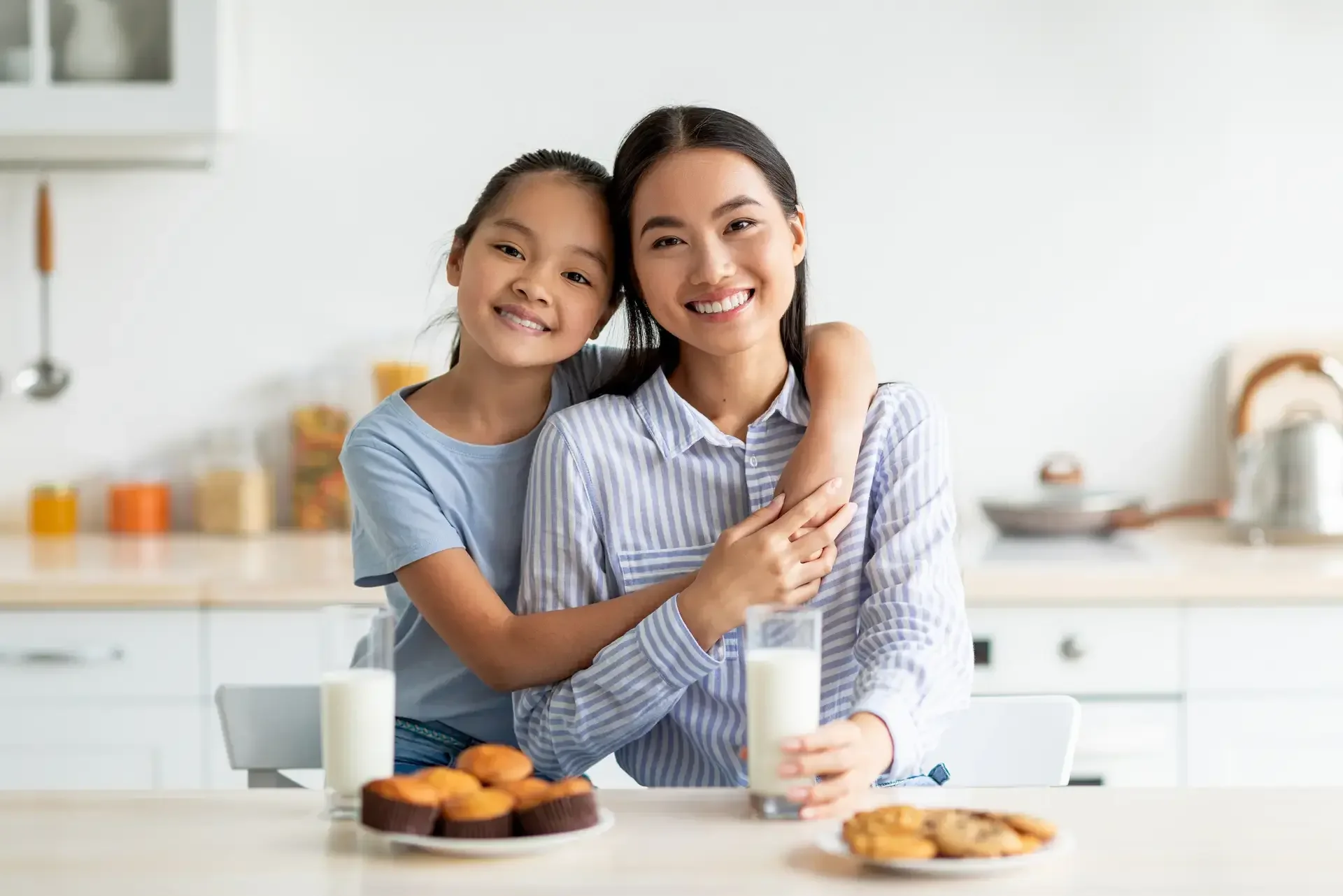 Nanay na kasama ang anak na kakain ng merienda.